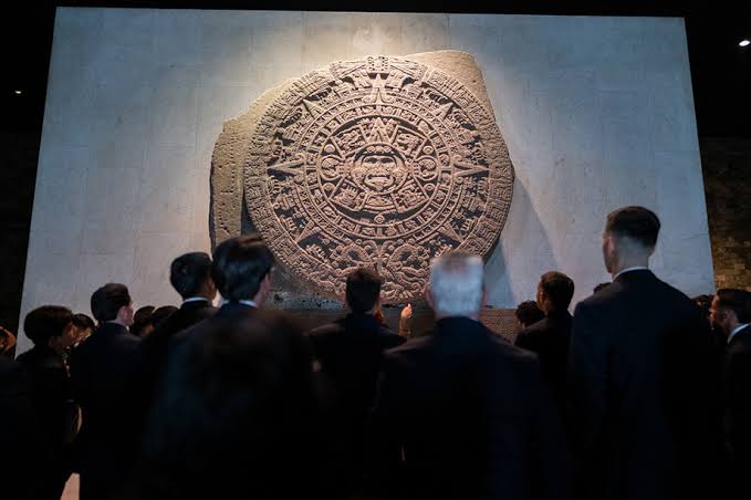 Integrantes de la Selección Mexicana durante su visita a la Sala Mexica del Museo de Antropología.jpg